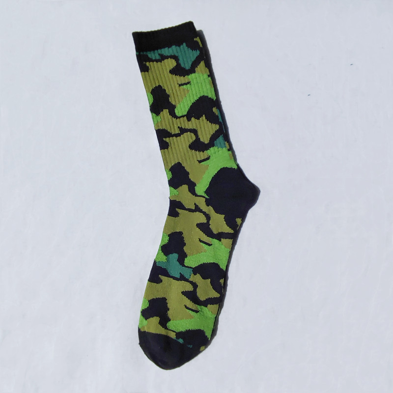 Autumn new men camouflage socks army green outdoor riding CS sports mid-tube socks sweat-absorbing breathable crew socks