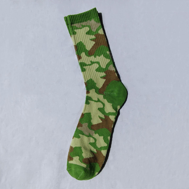 Autumn new men camouflage socks army green outdoor riding CS sports mid-tube socks sweat-absorbing breathable crew socks